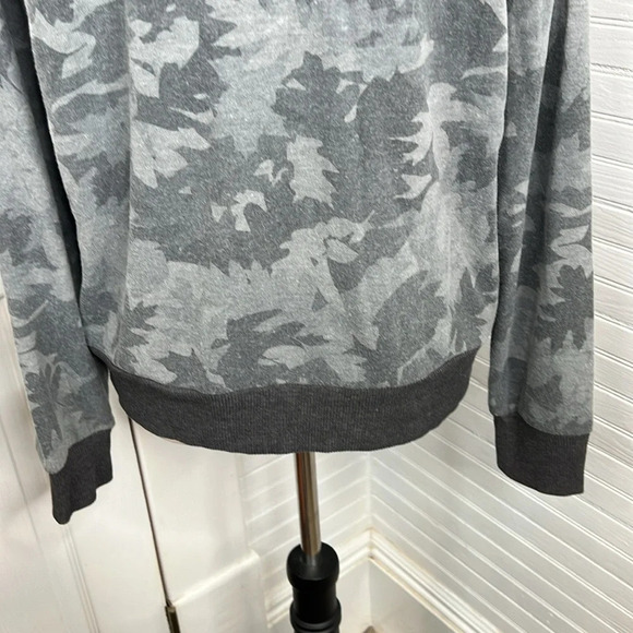 Splendid Women's Leaf Camo Crewneck Sweatshirt Gray Size S Casual Long Sleeve - Picture 7 of 13